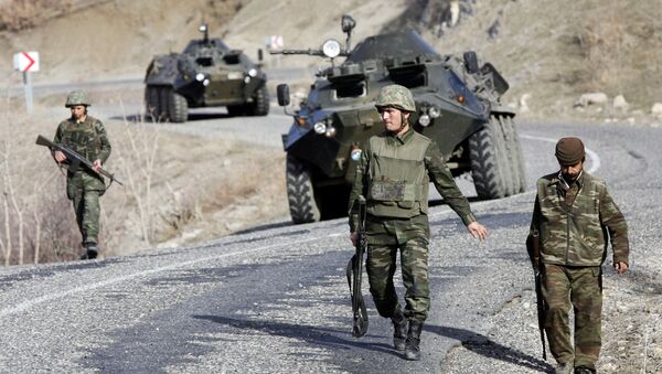 Soldados turcos patrulham uma rodovia na província de Sirnak, de população majoritariamente curda - Sputnik Brasil