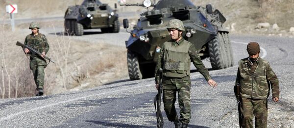 Turkish soldiers patrol a road near the Turkey-Iraq border in the mainly Kurdish southeastern province of Sirnak (File) - Sputnik Brasil
