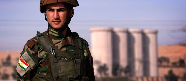 Membro do peshmerga, grupo armado curdo,  toma posição perto de represa Mosul do rio Tígre, Iraque, 1 de fevereiro de 2016 - Sputnik Brasil