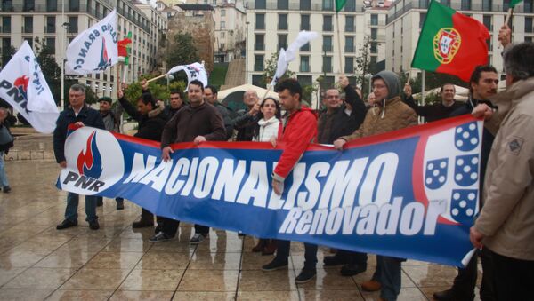 Manifestantes mostram uma faixa dizendo PNR - Nacionalismo Renovador durante o ato de 13 de fevereiro - Sputnik Brasil
