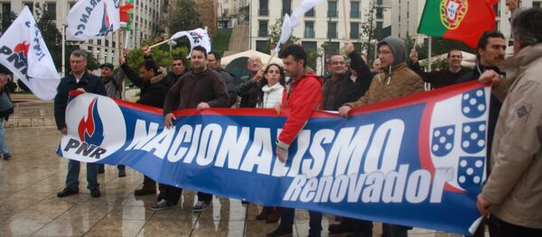 Manifestantes mostram uma faixa dizendo PNR - Nacionalismo Renovador durante o ato de 13 de fevereiro - Sputnik Brasil