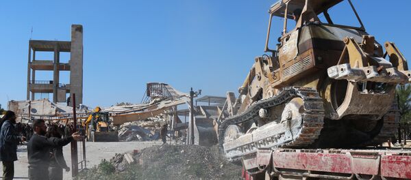 Uma equipe de resgate opera no local do ataque ao hospital da MSF em Maaret al-Nuuman - Sputnik Brasil