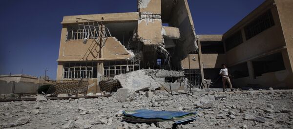 Livro abandonado no pátio de uma escola em Tel Rifaat, nos arredores de Aleppo, Síria (foto de arquivo) Livro abandonado no pátio de uma escola em Tel Rifaat, nos arredores de Aleppo, Síria (foto de arquivo) - Sputnik Brasil