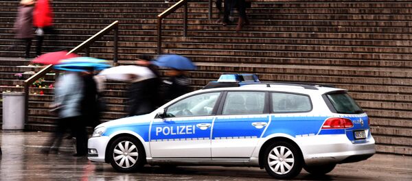 Um carro da polícia estacionado na entrada da estação ferroviária de Colônia em 16 de janeiro de 2016 - Sputnik Brasil