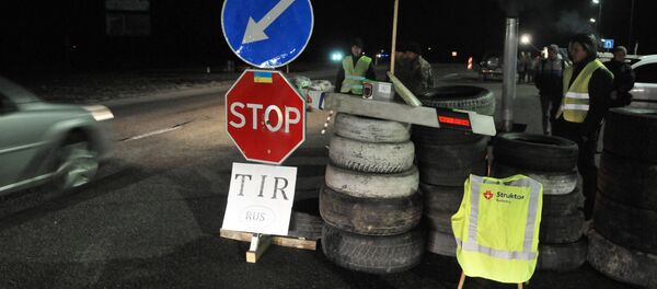 Militantes ucranianos bloqueiam caminhões russos na região de Lvov - Sputnik Brasil