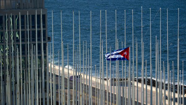 Bandeira de Cuba perto do prédio da embaixada dos EUA nesse país - Sputnik Brasil