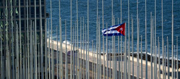 Bandeira de Cuba perto do prédio da embaixada dos EUA nesse país - Sputnik Brasil