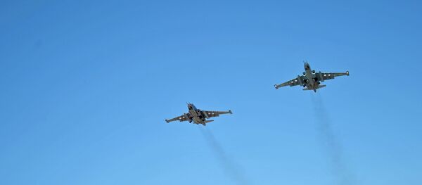 Aviões de assalto russos Su-25 no céu da Síria, base aérea de Hmeymim, Síria - Sputnik Brasil