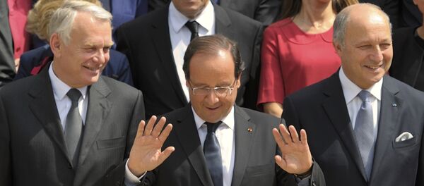 Presidente francês Francois Hollande (centro), com o então primeiro-ministro Jean-Marc Ayrault (esquerda), que atualmente ocupa o cargo do ex-ministro das Relações Exteriores Laurent Fabius (direita) - Sputnik Brasil