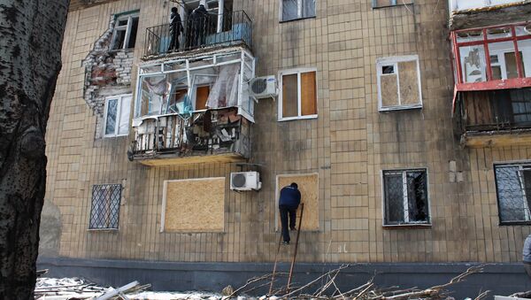 Prédio danificado por bomba em Donetsk - Sputnik Brasil