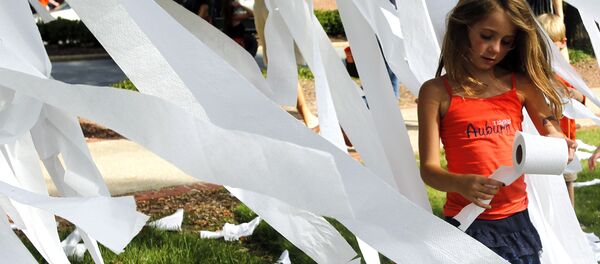 Uma menina entre rolos e faixas de papel higiênico - Sputnik Brasil