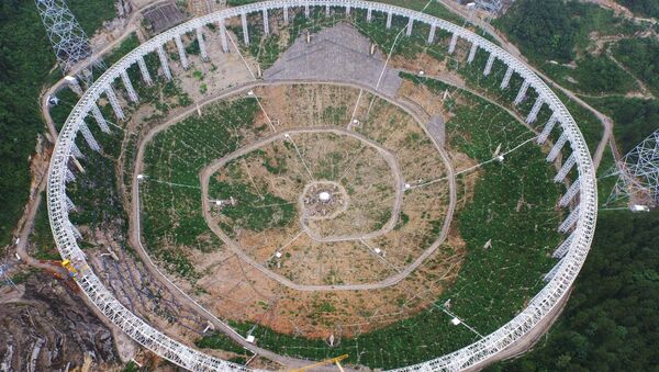 Telescópio gigantesco FAST está construído em Pingtang na província sudoeste chinesa de Guizhou, China, 29 de julho de 2015 - Sputnik Brasil