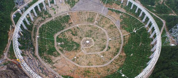 Telescópio gigantesco FAST está construído em Pingtang na província sudoeste chinesa de Guizhou, China, 29 de julho de 2015 Telescópio gigantesco FAST está construído em Pingtang na província sudoeste chinesa de Guizhou, China, 29 de julho de 2015 - Sputnik Brasil