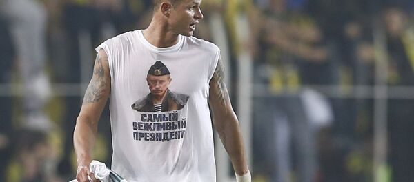 16/02/16 Lokomotiv Moscow's Dmitri Tarasov wearing a t-shirt depicting Russian President Vladimir Putin leaves the pitch after the match. The sign reads, Most polite president. - Sputnik Brasil
