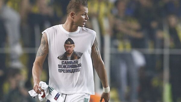 16/02/16 Lokomotiv Moscow's Dmitri Tarasov wearing a t-shirt depicting Russian President Vladimir Putin leaves the pitch after the match. The sign reads, Most polite president. - Sputnik Brasil