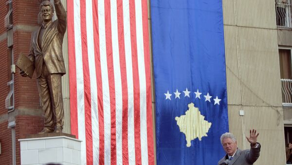 Antigo presidente dos EUA Bill Clinton perto da estátua dele próprio em Pristina, Kosovo, 1 de novembro de 2009 - Sputnik Brasil