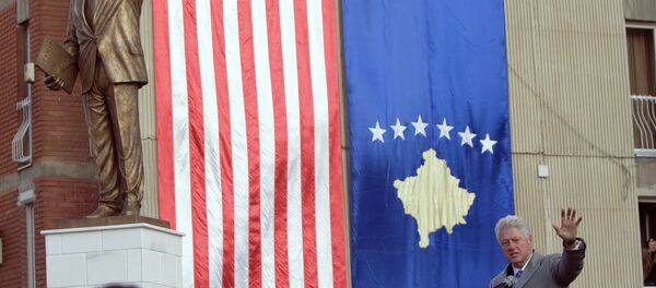 Antigo presidente dos EUA Bill Clinton perto da estátua dele próprio em Pristina, Kosovo, 1 de novembro de 2009 - Sputnik Brasil