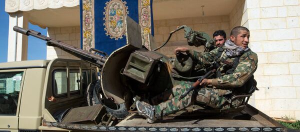 Soldados do Exército sírio na povoação de Ohrus, liberada do Daesh, na província de Aleppo, Síria, 17 de fevereiro de 2016 - Sputnik Brasil