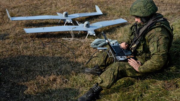 Militares russos preparam drones pequenos Zastava para realizar missões dutante exercícios militares na região de Primorie, Rússia - Sputnik Brasil
