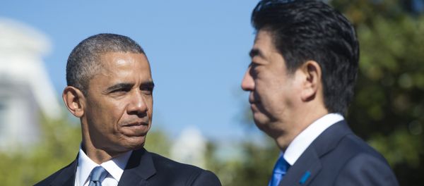 Presidente norte-americano, Barack Obama, e o primeiro-ministro japonês, Shinzo Abe, durante a cerimônia de bem-vindo, Casa Branca, Washington, EUA, 28 de abril de 2015 - Sputnik Brasil