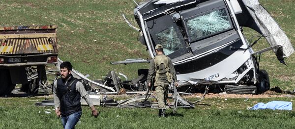 Local de explosão de um comboio militar em Diyanbakyr, no sudeste da Turquia, 18 de fevereiro de 2016 - Sputnik Brasil