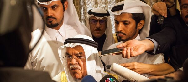 Ali al-Naimi, ministro do Petróleo e Recursos Minerais da Arábia Saudita, fala com jornalistas depois da conferência de 16 de fevereiro - Sputnik Brasil