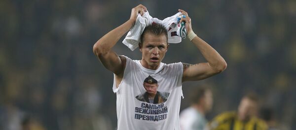O presidente mais educado, diz a frase que acompanha a foto de Vladimir Putin na camiseta de Dmitry Tarasov, jogador do Lokomotiv Moscou - Sputnik Brasil