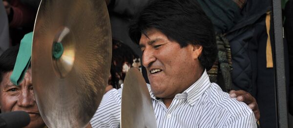 O presidente da Bolívia, Evo Morales, toca címbalos durante carnaval em Oruro, em 6 de fevereiro - Sputnik Brasil