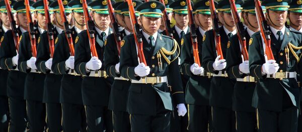 Guarda de honra da Força de Autodefesa do Japão participa da cerimônia de bem-vindo do ministro da Defesa tcheco, Martin Stropnicky, Tóquio, Japão, 4 de dezembro de 2015 Guarda de honra da Força de Autodefesa do Japão participa da cerimônia de bem-vindo do ministro da Defesa tcheco, Martin Stropnicky, Tóquio, Japão, 4 de dezembro de 2015 - Sputnik Brasil