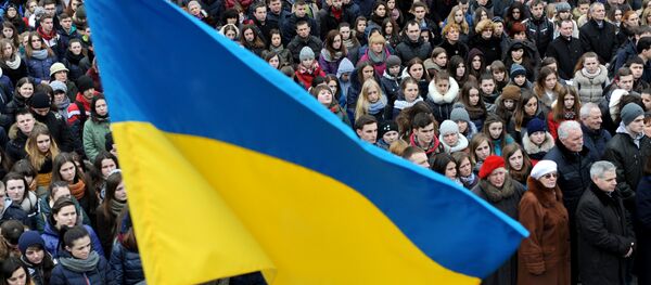 Bandeira ucraniana durante comício em Lvov (Noroeste do país) em 19 de fevereiro de 2016, dois anos depois do início do golpe de Estado - Sputnik Brasil