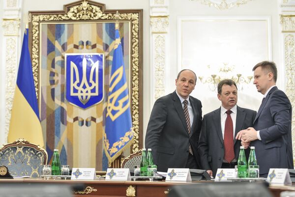 Da esquerda à direita: Andrei Parubiy (Conselho de Segurança e Defesa Nacional), Viktor Gvozd (Serviço de Inteligência Externa) e Valentin Nalivaichenko (Serviço de Segurança da Ucrânia) durante uma reunião do Conselho de Segurança e Defesa Nacional em 2014 - Sputnik Brasil