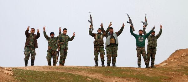 Militares sírios acenam com as mãos depois de ter tomado o controle da vila de Kiffin, província de Aleppo, Síria, 11 de fevereiro de 2016 - Sputnik Brasil