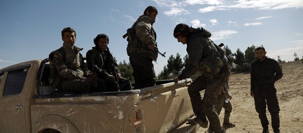 Fighters from the Syrian Democratic Forces (SDF) are transported to the front line of the town of Chaddade in the northeastern Syrian province of Hasaka, on February 19, 2016 - Sputnik Brasil