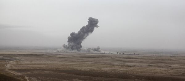 Smoke rises after an airstrikes from the U.S.-led coalition against Islamic State militants on the outskirts of Kirkuk September 30, 2015 - Sputnik Brasil