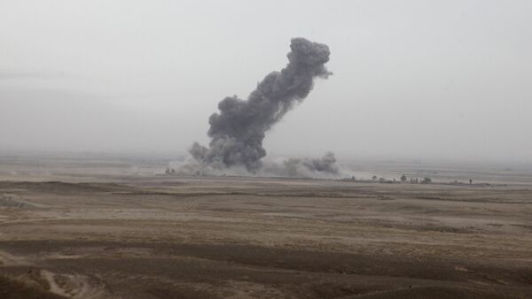 Fumaça após ataques aéreos da coalizão liderada pelos EUA contra militantes do Daesh em Kirkuk - Sputnik Brasil