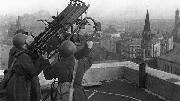 A Grande Guerra pela Pátria (1941–1945) em Moscou, quando soviéticos defendiam a cidade no telhado do Hotel Moskva - Sputnik Brasil