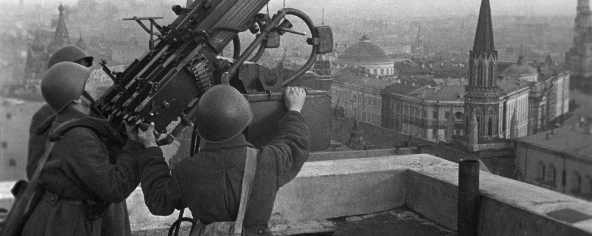 A Grande Guerra Patriótica de 1941-1945 em Moscou, quando soviéticos defendiam a cidade no telhado do Hotel Moskva - Sputnik Brasil, 1920, 21.06.2024