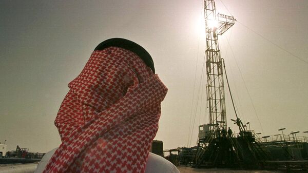Khaled al-Otaiby, funcionário da petrolífera saudita Aramco, acompanha os trabalhos no campo de Al-Howta  - Sputnik Brasil