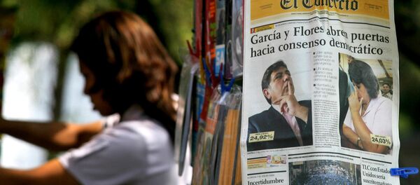 The front page of a Peruvian daily displayed in Lima shows pictures of social democrat Alan Garcia and conservative Lourdes Flores - Sputnik Brasil