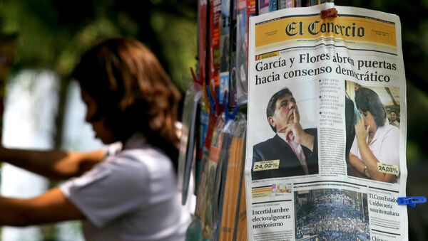 The front page of a Peruvian daily displayed in Lima shows pictures of social democrat Alan Garcia and conservative Lourdes Flores - Sputnik Brasil