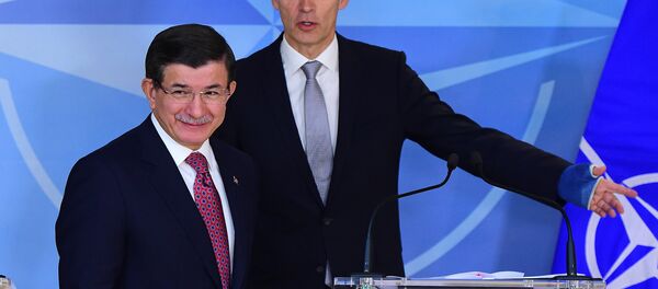 Primeiro-ministro turco Ahmet Davutoglu e Secretário-Geral da OTAN Jens Stoltenberg durante a conferência de imprensa na sede da aliança, Bruxelas, Bélgica, 30 de novembro de 2015 - Sputnik Brasil