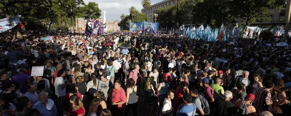 Protesto na Plaza de Mayo, em Buenos Aires, Argentina Protesto na Plaza de Mayo, em Buenos Aires, Argentina - Sputnik Brasil