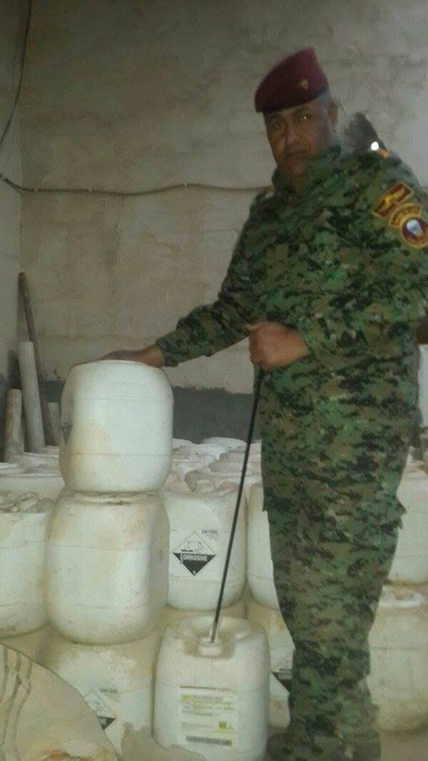 Luvas e máscara de respiração são essenciais para trabalhar com a substância UN 1305. Sem os meios de proteção, fica difícil estar dentro de um espaço onde estão os tanques - Sputnik Brasil