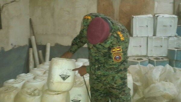 Um oficial iraquiano mostra a inscrição em um recipiente plástico: trata-se de uma substância química perigosa - Sputnik Brasil