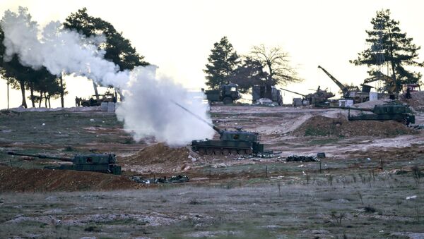 Tanks stationed at a Turkish army position near the Oncupinar crossing gate close to the town of Kilis, south central Turkey, fire towards the Syria border, on February 16, 2016 - Sputnik Brasil