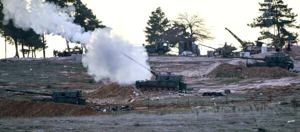 Tanks stationed at a Turkish army position near the Oncupinar crossing gate close to the town of Kilis, south central Turkey, fire towards the Syria border, on February 16, 2016 - Sputnik Brasil