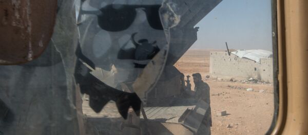 Retrato do presidente sírio Bashar Assad na porta do veículo equipado com um sistema de artilharia Grad pertencente ao Exército sírio nos arredores da cidade de Mhin, Síria, 20 de fevereiro de 2016 - Sputnik Brasil