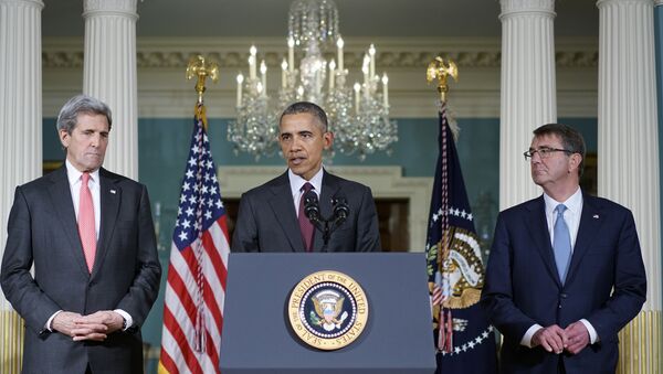 Presidente norte-americano Barack Obama discursa entre o Secretário de Estado John Kerry e o Secretário de Defesa Ashton Carter, depois da reunião do Conselho de Segurança Nacional dos EUA, Washington, EUA, 25 de fevereiro de 2016 - Sputnik Brasil