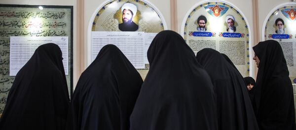 Mulheres participam das eleições parlamentares na cidade de Qom, Irã, 26 de fevereiro de 2016 - Sputnik Brasil