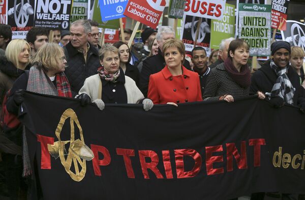 A primeira-ministra da Escócia e líder do Partido Nacional Escocês (SNP), Nicola Sturgeon, chegou à manifestação logo após seu início, marchando com os ativistas na Trafalgar Square, no centro de Londres. - Sputnik Brasil